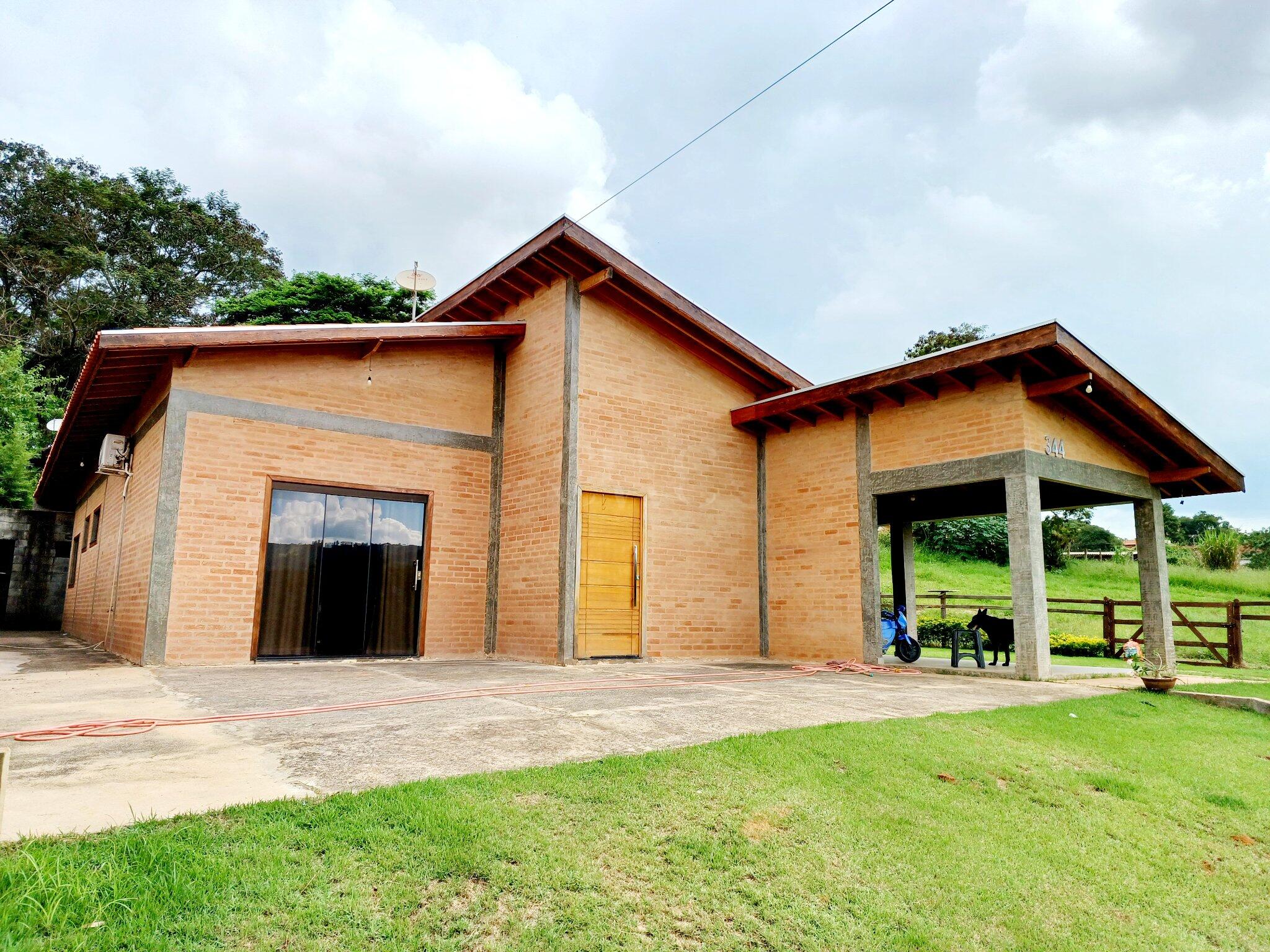 Exclusividade e Design: Refúgio Rústico no Nova Analândia, SP